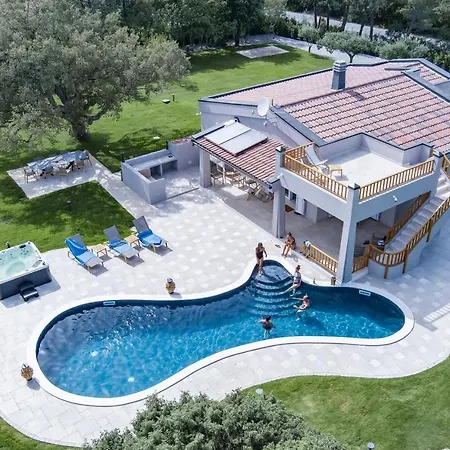 Villa Golden Root Real Estate *