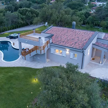 Golden Root Real Estate Villa *